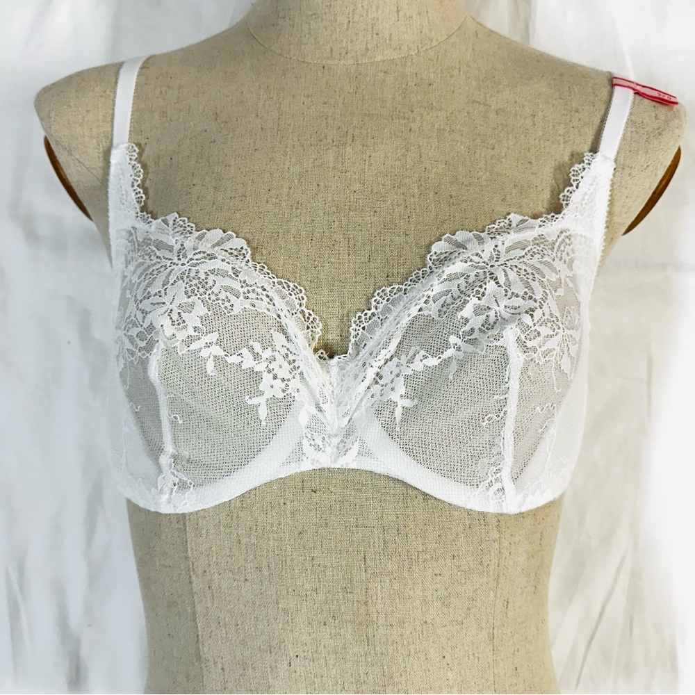 Uncommon White Underwire Bra Smooth Molded Cups